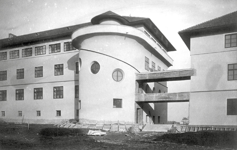 Detail of the staircase connecting the eastern student pavilion with the refectory to the north. © Photographer unknown, published in Barac, 1929.