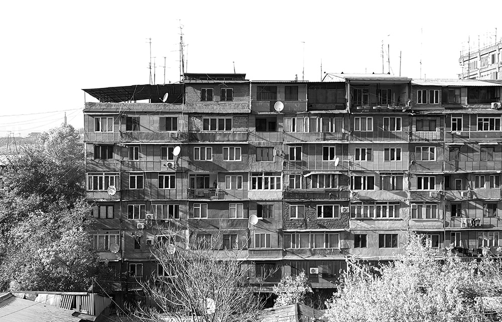 A mass residential building in Yerevan with an added top floor and individually glazed balconies. © M. Karaselnikova, 2022.